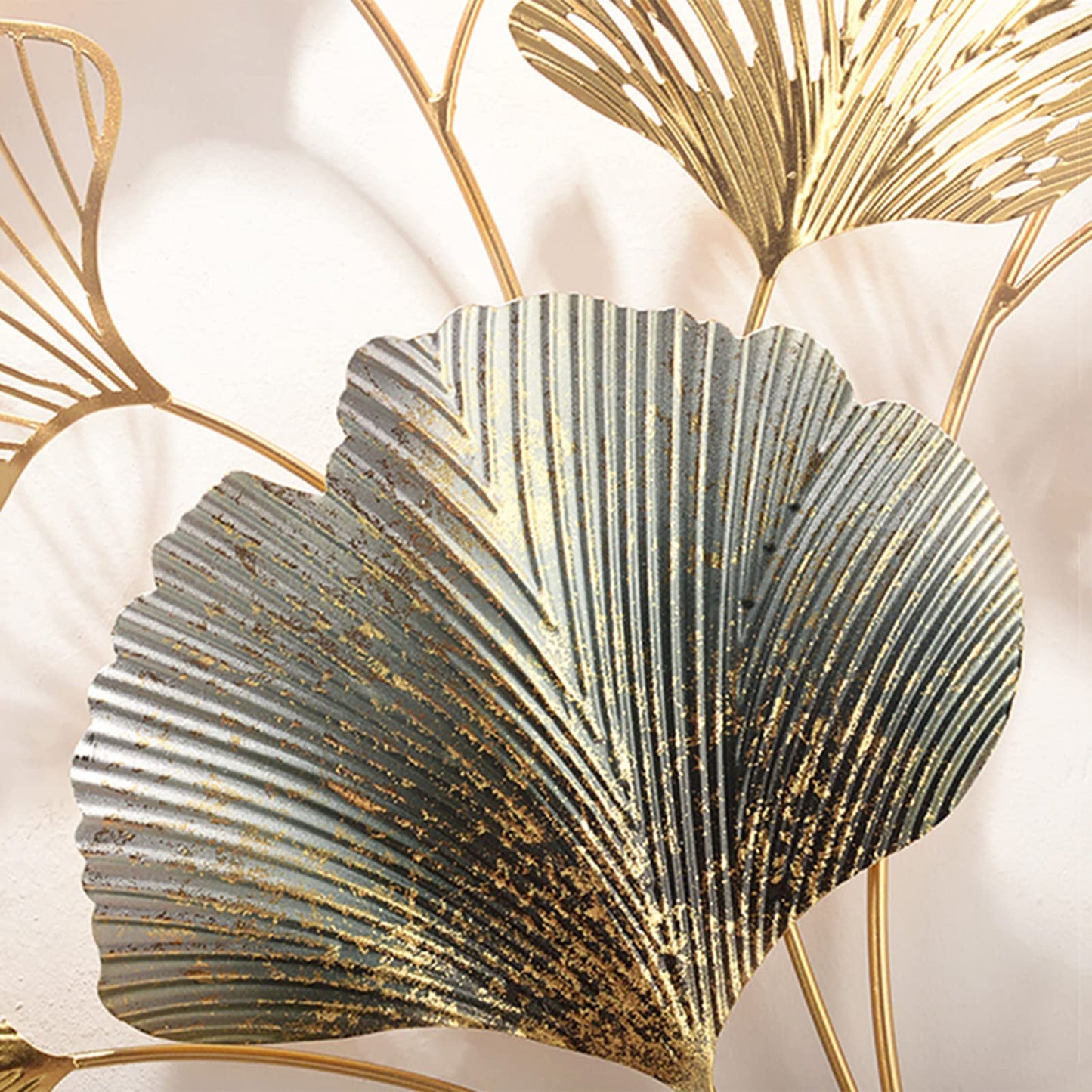 3D Room Wall Decor, Handmade Art Metal Round Golden Ginkgo Leaf Decorative Wall Sculpture for Home Living Room And Bedroom, 2 Pack